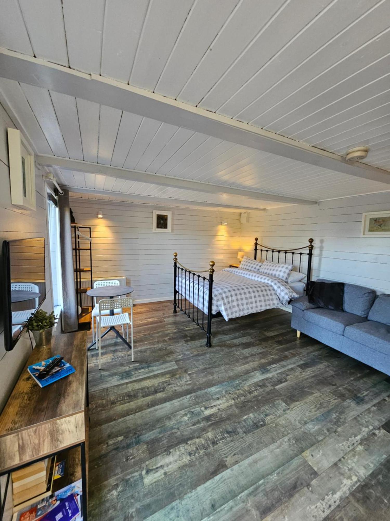 Loughview Chalet Whitehouse  Екстериор снимка